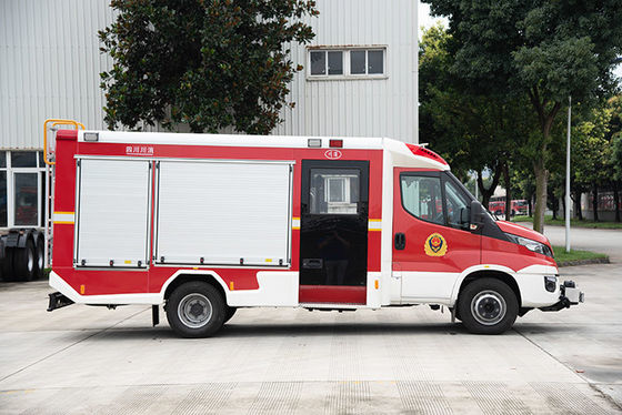 شاحنة إطفاء صغيرة يومية IVECO مع خزان مياه 3000 لتر وأدوات الإنقاذ