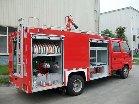 شاحنة إطفاء صغيرة ISUZU مع خزان سائل 2000 لتر وكابينة صف مزدوج