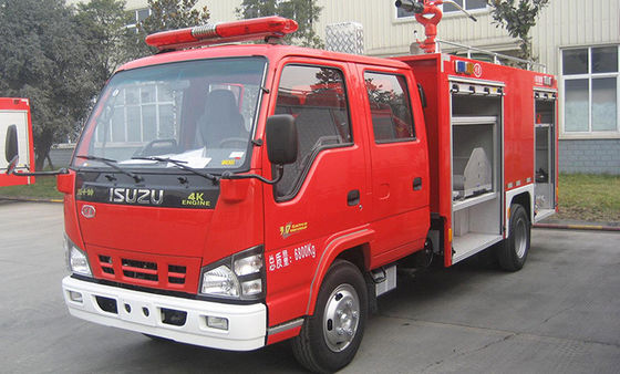 شاحنة إطفاء صغيرة ISUZU مع خزان سائل 2000 لتر وكابينة صف مزدوج